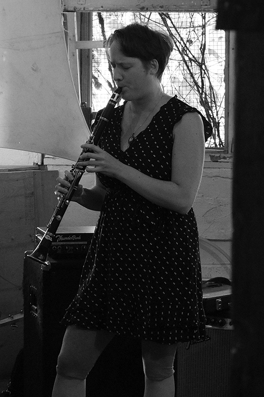 Elizabeth Lima jouant de la clarinette.