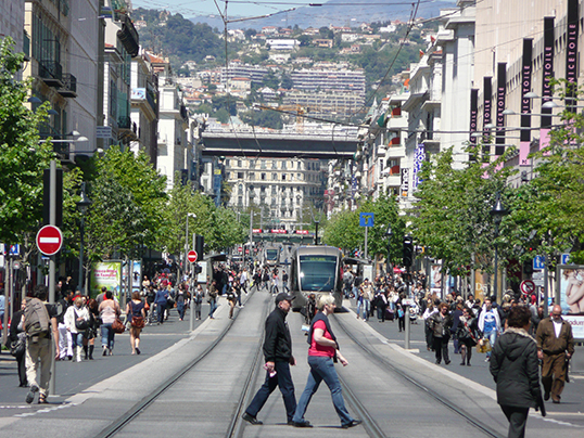 Le tramway de Nice sur l’avenue Jean Médecin. | Photo de Metro Centric